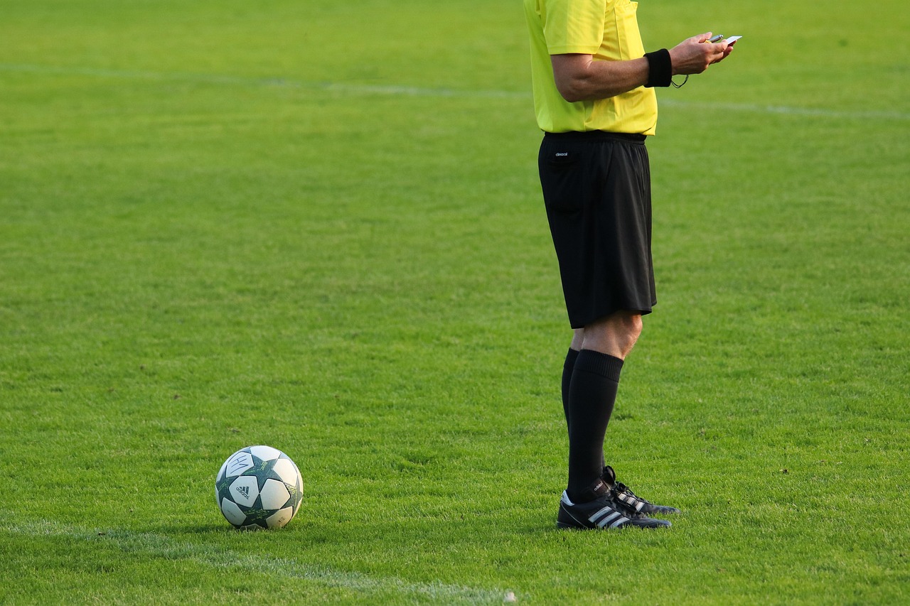 NFL referee signalling no good — a push is the third outcome of every spread and total bet